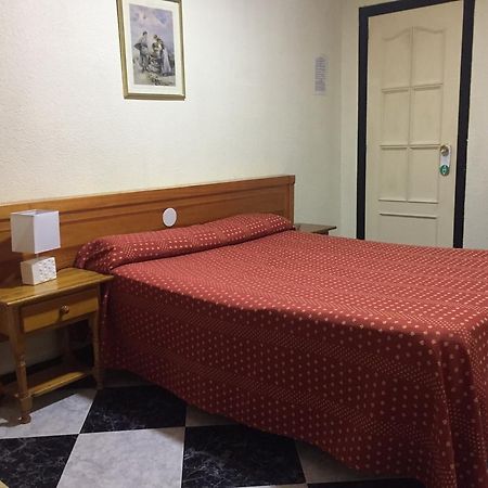 Hostal Jacinto Alcala de Henares Bagian luar foto